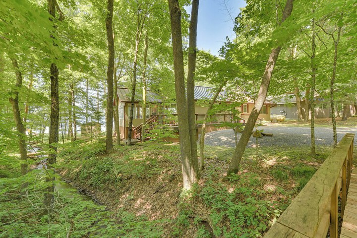 Spacious Luxury Cabin w / Deck & Dock on Bone Lake