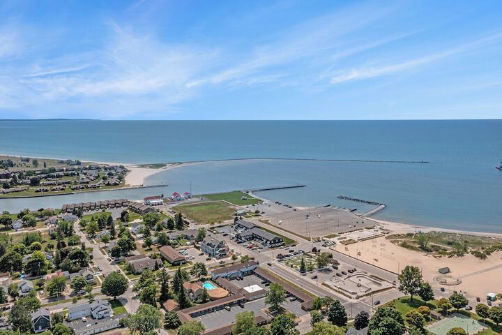 Snyders Shoreline Inn