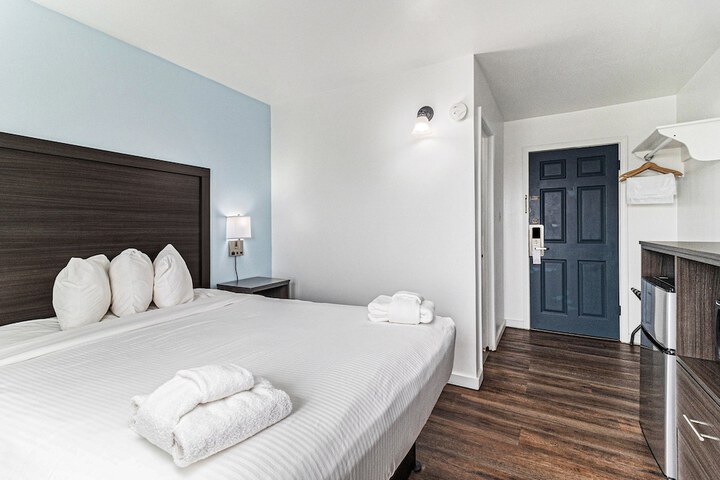 Snyders Shoreline Inn