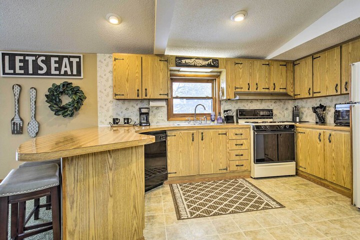 Phillips Cabin w / Lake Views & Private Dock!