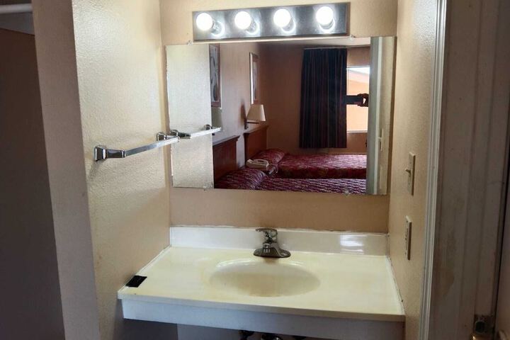 Room 14 of 18