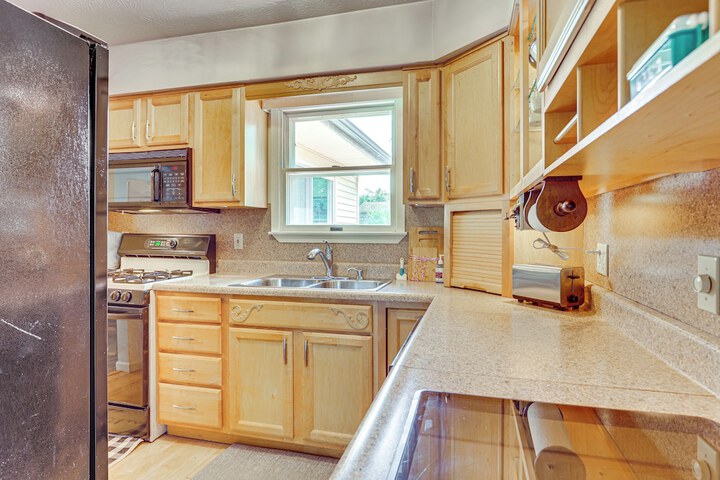 Peaceful Home Near Youngstown: Fenced Backyard!