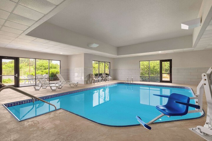 Super 8 by Wyndham Germantown / Milwaukee