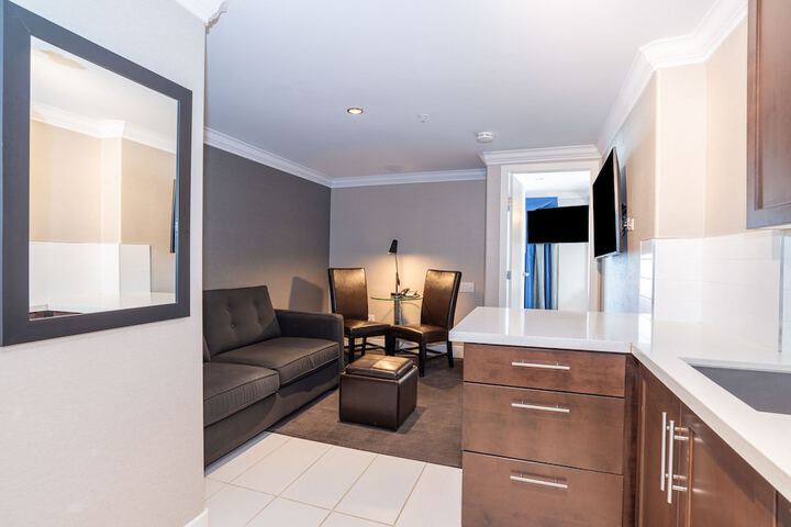 Room 33 of 60