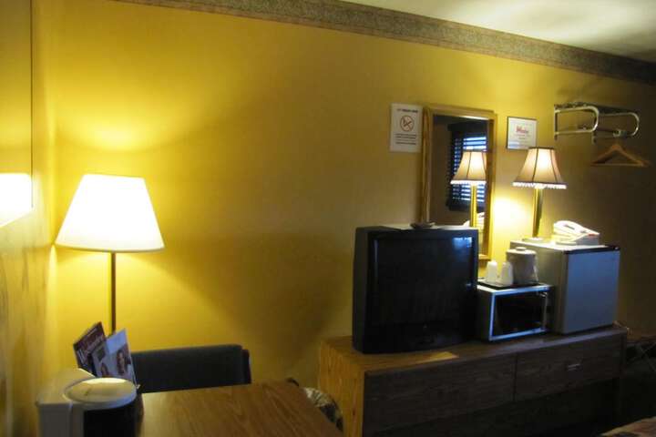 Colonial Inn Motel