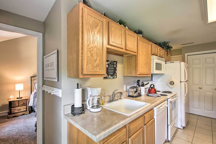 turtle Rock - Ironton Cabin w / Furnished Patio!
