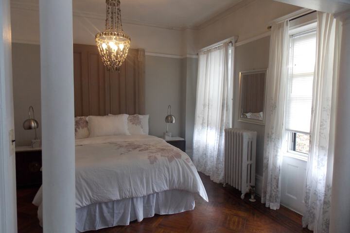 Room 7 of 18