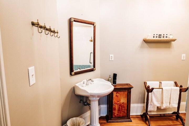 Heritage House Bed & Breakfast - Boutique Adults-Only Inn