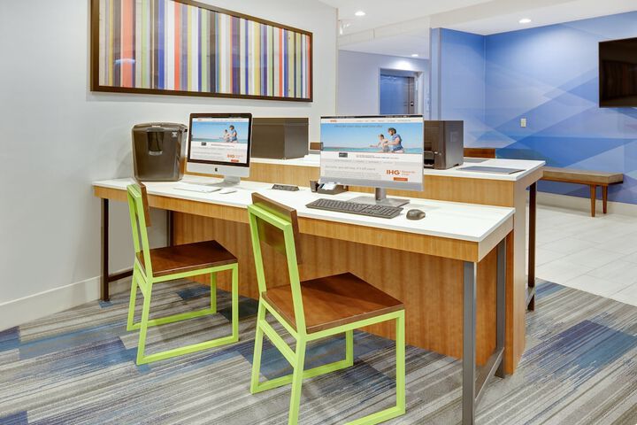 Holiday Inn Express & Suites Dallas NW - Farmers Branch by IHG