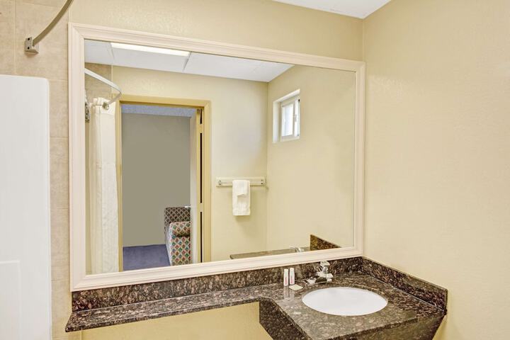 Room 6 of 16