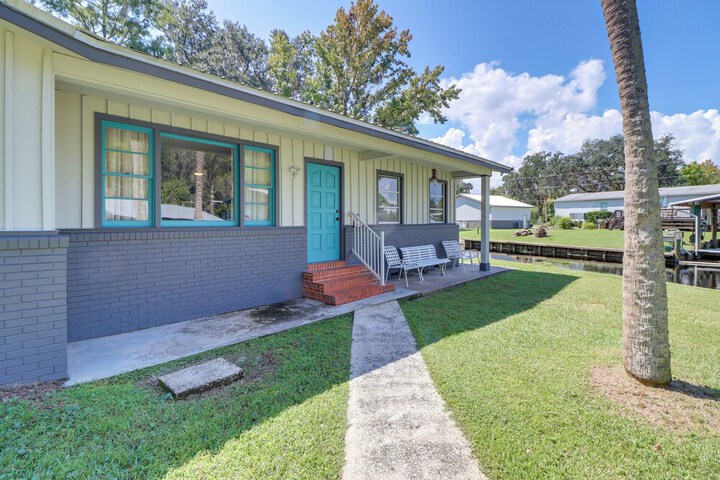 Charming Canalfront Retreat w / Double Boat Slip!