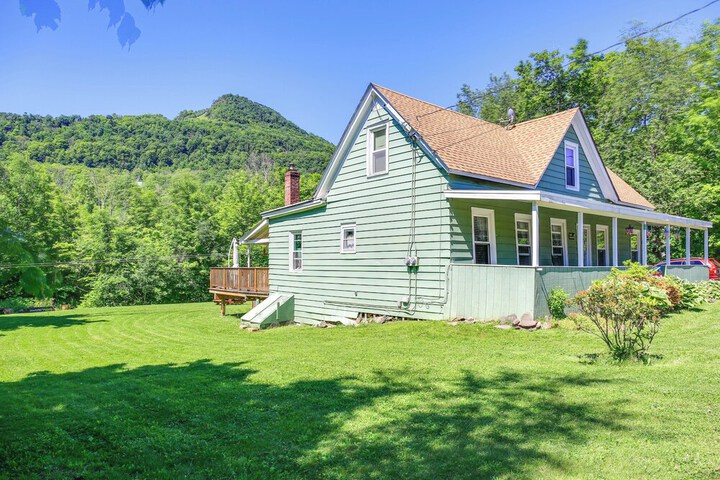 Hunter Home w / Fire Pit & Yard: on Main Street!
