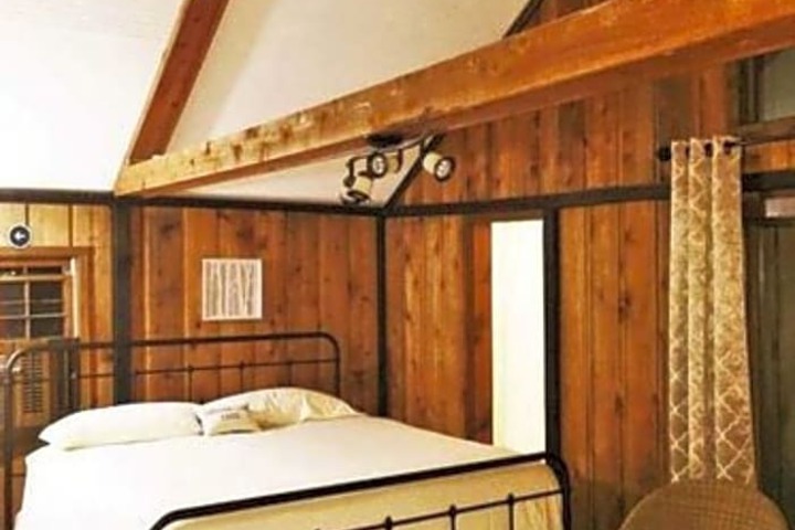 Maple Leaf Cottage Inn