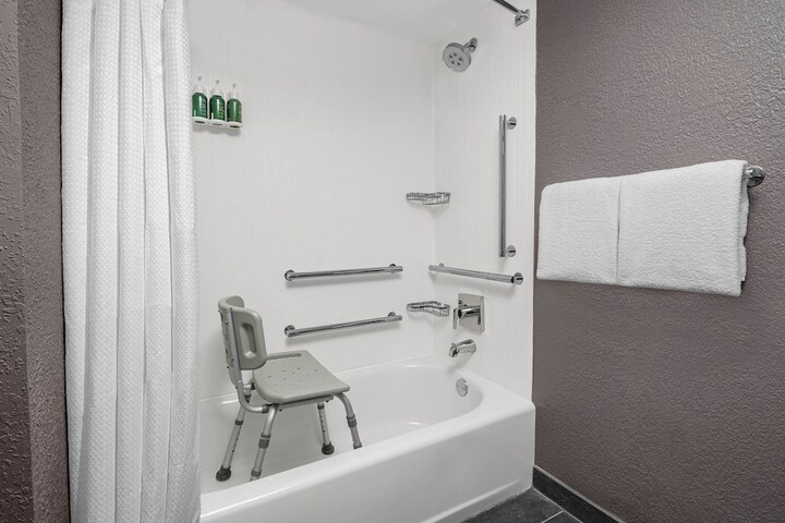 Room 11 of 32