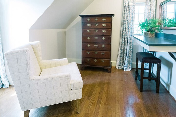 Room 33 of 176