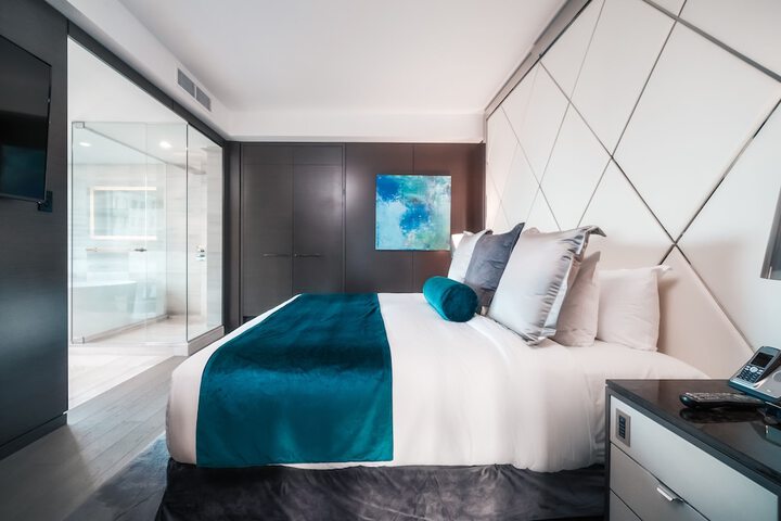 Paradox Vancouver