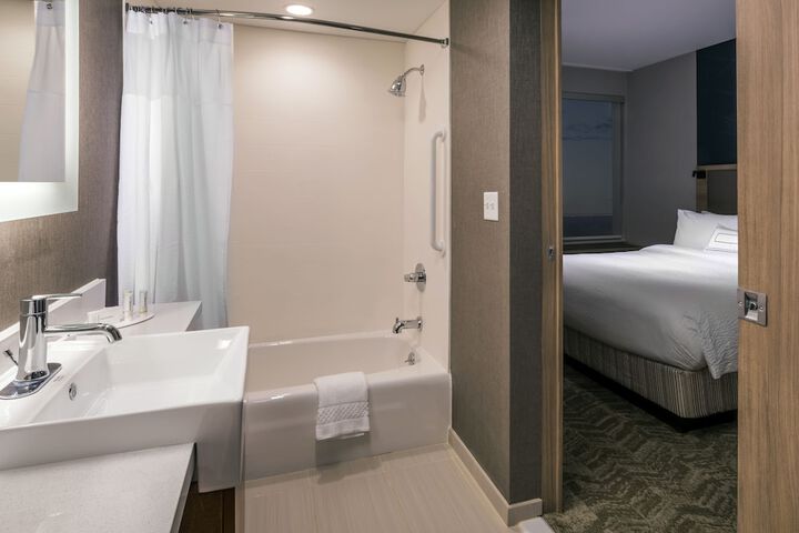 Room 32 of 40