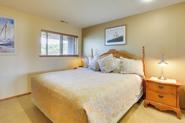 Lincoln Beach Condo w / Balcony + Ocean Views!