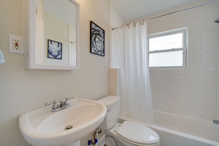 Pet-friendly Texas Retreat w / Deck & Gas Grill!