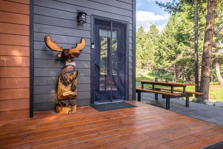 Granite Moose Hideaway Cabin