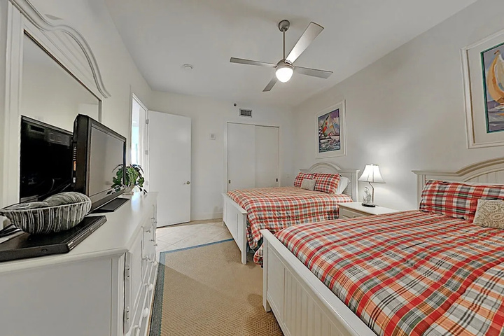 Opulent Beachfront W / Pools Spa & Theater 3 Bedroom Condo