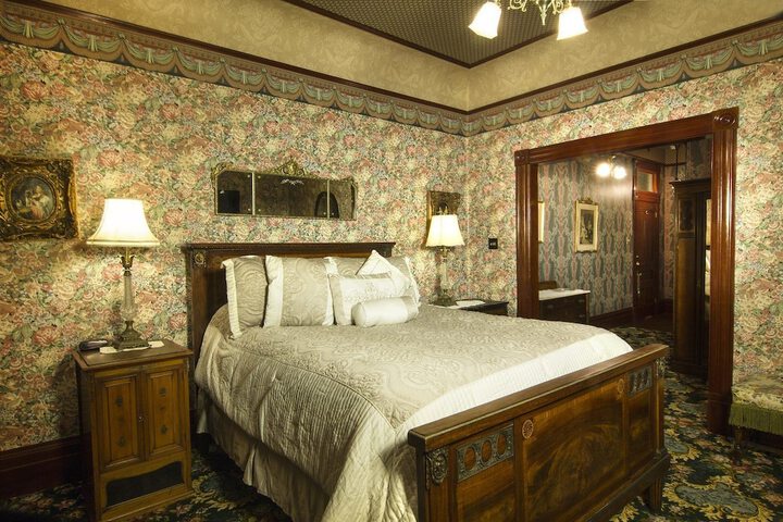 Gingerbread Mansion Inn