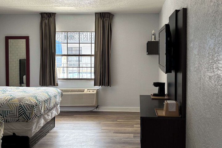 Room 25 of 40