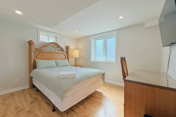 Cozy Rooms in Bright Walkout Suite - Newly Renovated 2026
