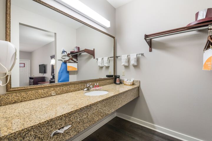Bryant Inn & Suites