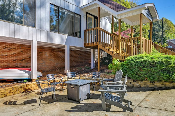 Spacious Lake Norman Retreat w / Boat Ramp!
