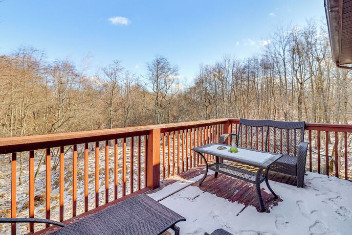 Private Spa Fire Pit & Deck: Poconos Home!