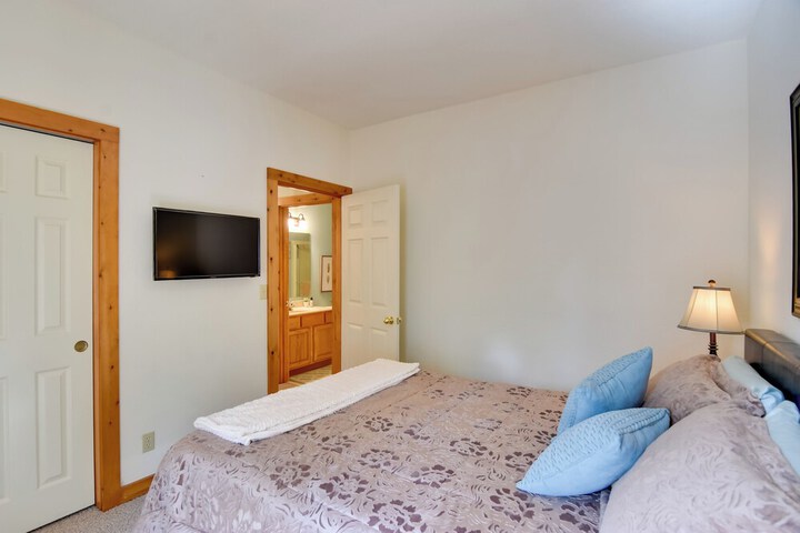 Scenic Views & Trail Access! Blue Ridge Mtns Condo