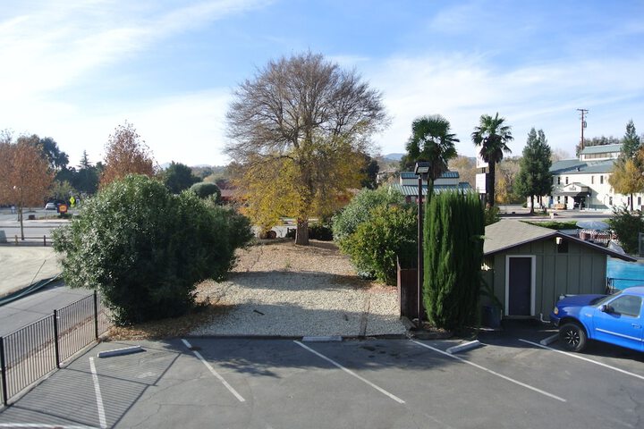 Vino Inn & Suites