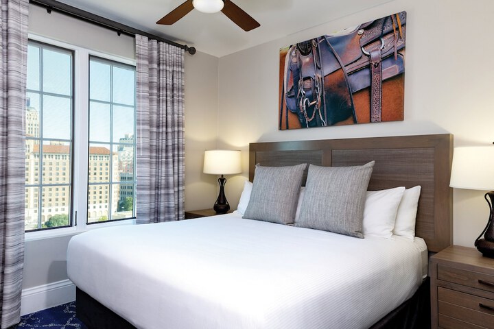 Room 32 of 43