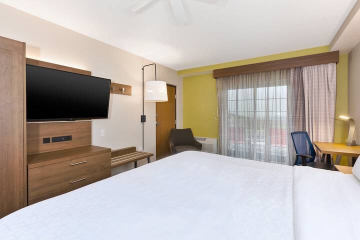 Holiday Inn Express & Suites Petoskey by IHG