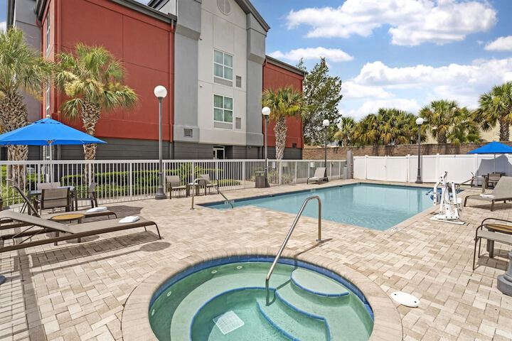 Best Western Plus Chain of Lakes Inn & Suites