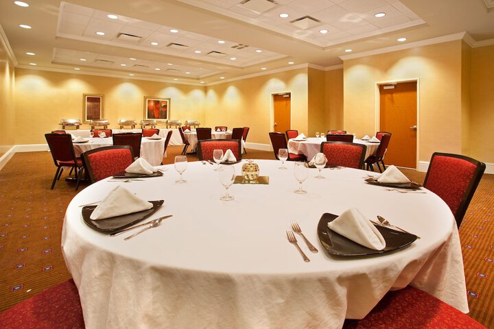 Holiday Inn Aurora North - Naperville by IHG