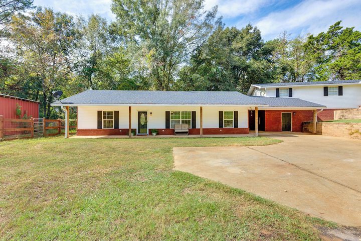 Rural Retreat w / Covered Porch Near Jackson
