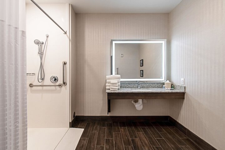 Comfort Suites Grove City - Columbus South