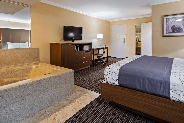 Room 17 of 34