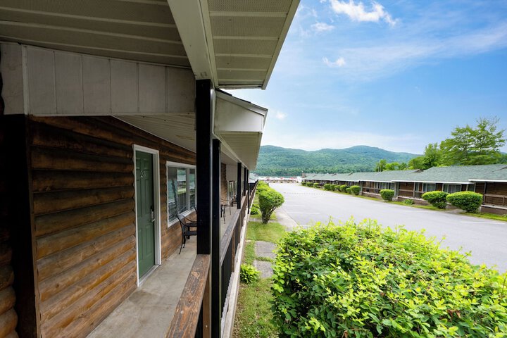 Scottys Lakeside Resort