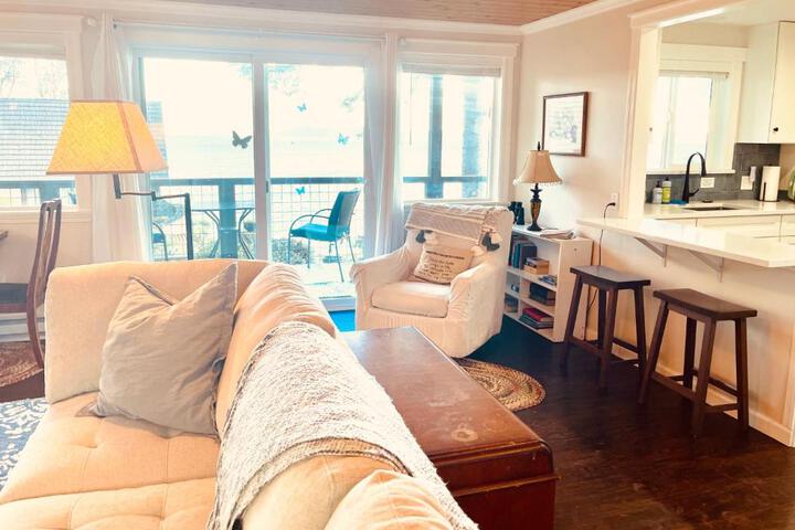 Puget Sound Chic Romantic Cottage with Private Beach Access & Gated Entry
