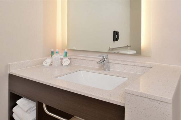 Holiday Inn Express & Suites Parkersburg East by IHG