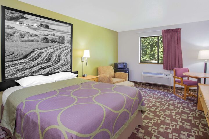 Super 8 by Wyndham Independence IA