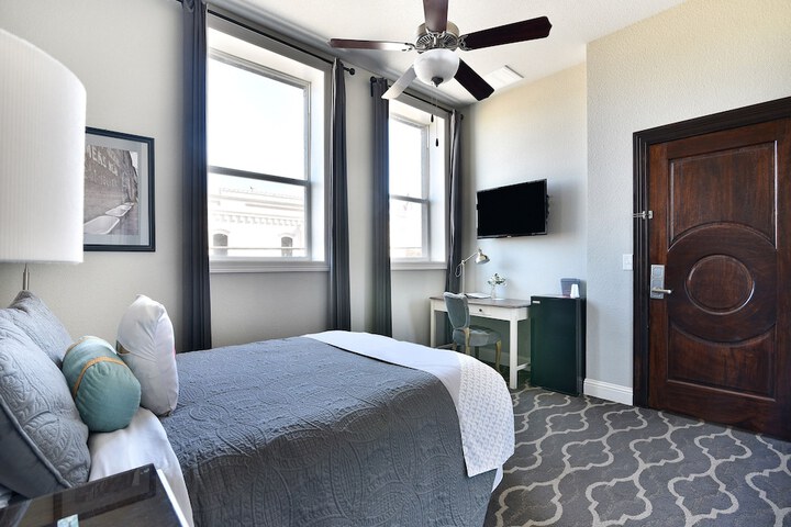 Room 16 of 32