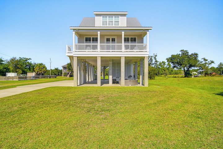 Walk to Beach: Oceanfront Home w / Outdoor Kitchen