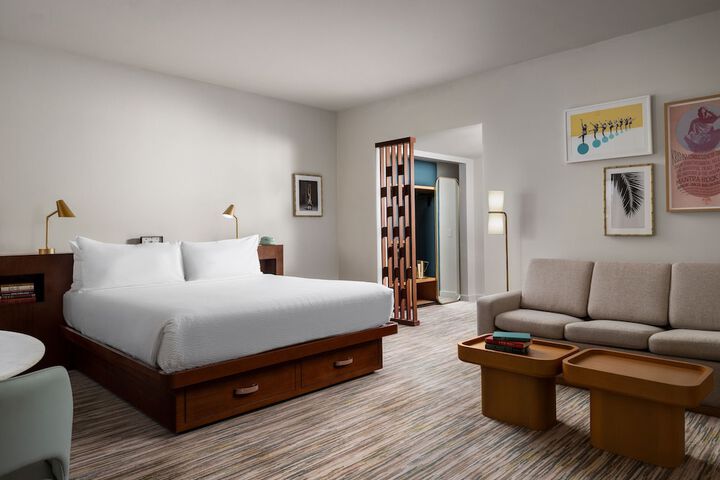 Room 34 of 82