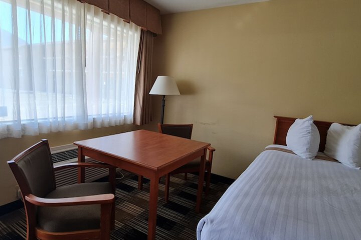 Oakridge Inn & Suites
