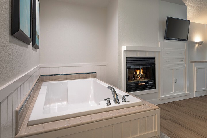 Cambria Landing Inn & Suites