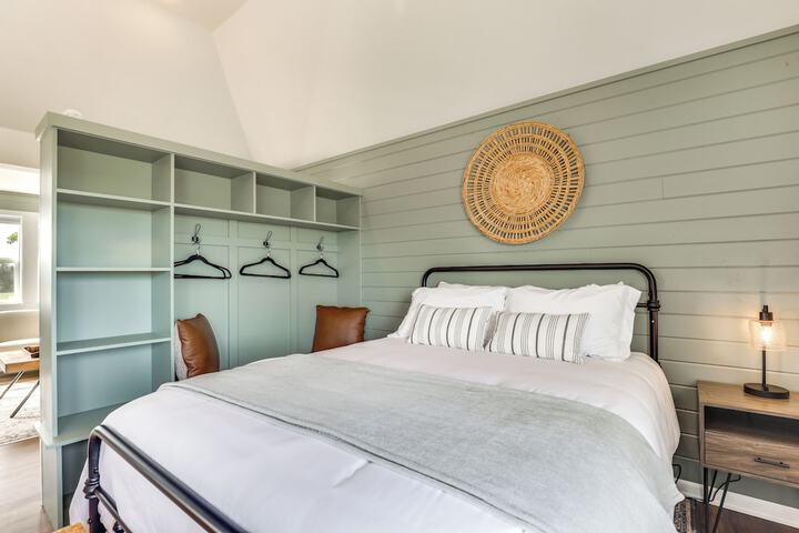 Idyllic Enumclaw Studio w / Mount Rainier Views